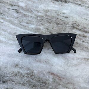 Chic Black Cat-Eye Sunglasses